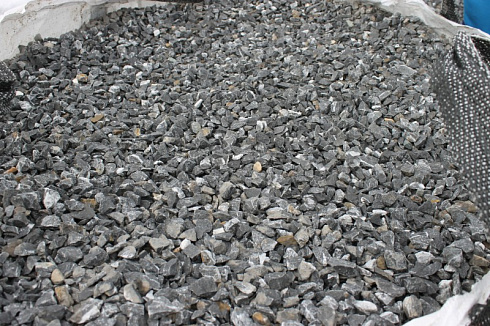Kamenclub.ru: Щебень крошка черный (мрамор) фр. 5-10 мм.  купить в Пензе мрамор черный с белыми прожилками, черный, белый мраморная крошка декоративная ландшафтная 11000 руб/т   фото КАМЕНЬ КЛУБ