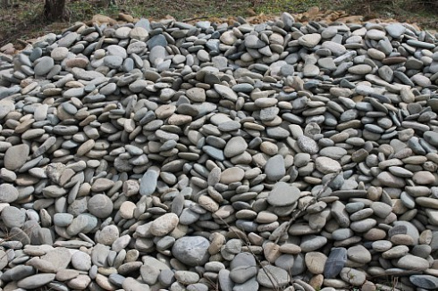 Kamenclub.ru: Галька речная плоская (ассорти) фр. 100-200-300 мм. купить  в Пензе галька плоская разноцветная серый белый темно-серый синий речная галька ландшафтная 8000 руб/т   фото КАМЕНЬ КЛУБ