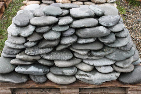 Kamenclub.ru: Галька речная плоская (темно-серая) фр. 100-200-300 мм. купить  в Пензе галька речная плоская темно-серый, серый, синий речной галечник плоский 9000 руб/т   фото КАМЕНЬ КЛУБ