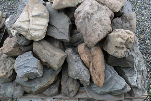 Kamenclub.ru: Песчаник декоративный ландшафтный (фр. 300-500 мм)  купить в Пензе песчаник желтый рыжий серый зеленый валун речной окатанный природный песчаника 4 500 руб/т   фото КАМЕНЬ КЛУБ