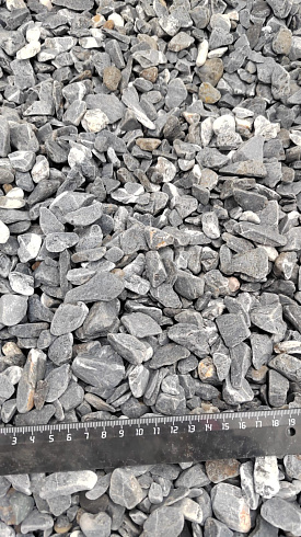 Kamenclub.ru: Щебень галтованный черный (мрамор) фр.10-20 мм.  купить в Пензе мрамор черный с белыми прожилками, черный, белый окатанный округлый ландшафтный декоративный щебень 15000 руб/т   фото КАМЕНЬ КЛУБ