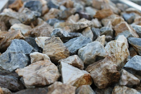 Kamenclub.ru: Мраморная крошка (щебень крошка медовый) фр. 20-40 мм.  купить в Пензе мрамор бежевый рыжий желтый ландшафтная мраморная крошка 12000 руб/т   фото КАМЕНЬ КЛУБ