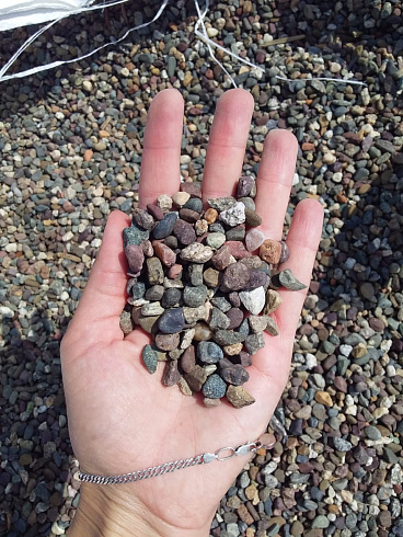 Kamenclub.ru: Галька речная окат цветная фр.5-10 мм. купить  в Пензе галька речная белый, серый, красноватый, синий, темно-серый речная окатанная галька декоративная 6800 руб/т   фото КАМЕНЬ КЛУБ