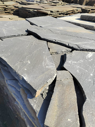 Kamenclub.ru: Песчаник пластушка светло-серый (3,0 см)  купить в Пензе песчаник светло-серый, серый песчаник рваный ландшафтный колотый 13800 руб/м3   фото КАМЕНЬ КЛУБ