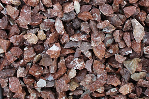 Kamenclub.ru: Мраморная крошка (щебень крошка розовый) фр. 40-70 мм.  купить в Пензе мрамр розовый, красный мраморный декоративный 11000 руб/т   фото КАМЕНЬ КЛУБ