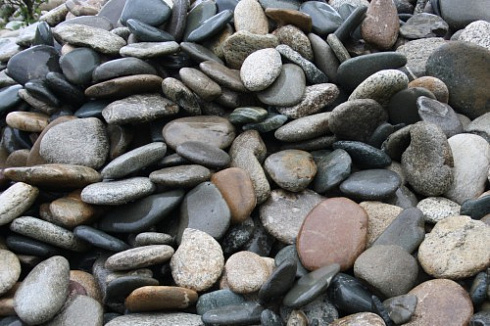 Kamenclub.ru: Галька речная плоская (ассорти) фр. 100-200-300 мм купить  в Пензе галька галечник природный серый, белый темно-серый синий рыжий светло-серый природная галька плоская крупная 8000 руб/т   фото КАМЕНЬ КЛУБ