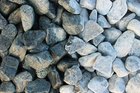 Kamenclub.ru: Щебень галтованный зеленый (змеевик) фр. 50-100 мм.  купить в Пензе галтовка мраморная зеленый, салатовый мрамор 12 500 руб/т   фото КАМЕНЬ КЛУБ