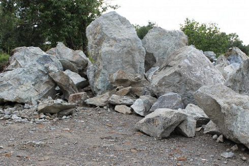 Kamenclub.ru: Змеевик скальник фр. 500-1500 мм.  купить в Пензе змеевик зеленый серый черный глыба скальная колотая 7500 руб/т   фото КАМЕНЬ КЛУБ