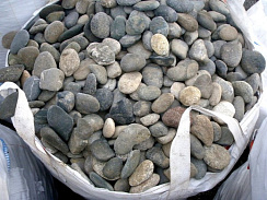 Kamenclub.ru: Галька речная плоская (ассорти) фр. 100-200-300 мм. купить в Пензе галька плоская разноцветная серый белый темно-серый синий речная галька ландшафтная 8000 руб/т   фото КАМЕНЬ КЛУБ