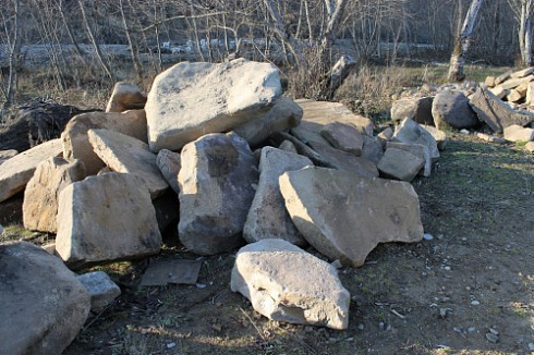 Kamenclub.ru: Песчаник плиты - плахи - пошаговые дорожки (фр. 70-150 мм)  купить в Пензе песчаник серый бежевый желтый зеленый колотый песчаник строительный 6500 руб/т   фото КАМЕНЬ КЛУБ