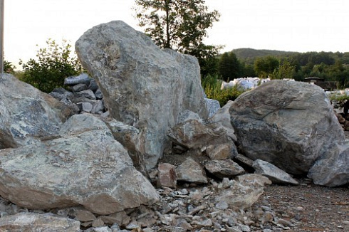 Kamenclub.ru: Змеевик скальник фр. 500-1500 мм.  купить в Пензе змеевик зеленый серый черный глыба скальная колотая 7500 руб/т   фото КАМЕНЬ КЛУБ