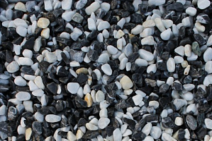 Kamenclub.ru: Мраморная крошка (щебень галтованный микс:белый-черный) фр.10-20 мм.  купить в Пензе мрамор белый, черный окатанные округлые декоративные ландшафтные камни щебня 15500 руб/т   фото КАМЕНЬ КЛУБ