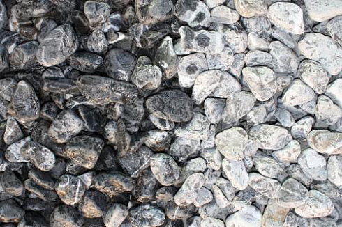 Kamenclub.ru: Щебень галтованный черный (мрамор) фр.20-40 мм.  купить в Пензе мрамор черный с белыми прожилками мрамор окатанный округлый 15000 руб/т   фото КАМЕНЬ КЛУБ