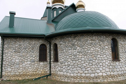 Kamenclub.ru: Галька речная плоская (бело-серая) фр. 100-200-300 мм. купить  в Пензе галька речная плоская серый, белый, бело-серый, серо-белый речная галька плоская  9000 руб/т   фото КАМЕНЬ КЛУБ