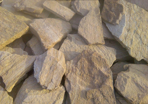 Kamenclub.ru: Песчаник пластушка "фонтанка" желтая (3,0 - 5,0 см)  купить в Пензе песчаник желтая, рыжий, желтый песчаник колотый рваный со сколом облицовочный 16200 руб/м3   фото КАМЕНЬ КЛУБ