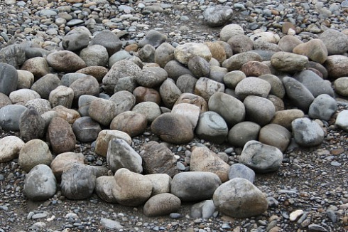 Kamenclub.ru: Речной валун (Ассорти) фр.100-300 мм.  купить в Пензе галечник серый, темно-серый, светло-серый речная галька крупных размеров 4200 руб/т   фото КАМЕНЬ КЛУБ