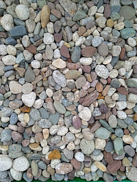 Kamenclub.ru: Галька горная речная окат (цветная) фр. 20-40 мм. купить  в Пензе галька речная серый синий бежевый белый окатанная речная галька ландшафтная 6800 руб/т   фото КАМЕНЬ КЛУБ
