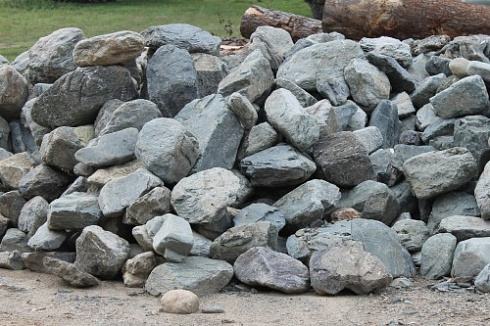 Kamenclub.ru: Гранит скальник (серо-зеленый) фр. 100-500 мм.  купить в Пензе гранит зеленый, серый, салатовый крупный ландшафтный валун 6 000 руб/т   фото КАМЕНЬ КЛУБ