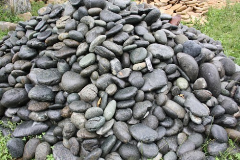Kamenclub.ru: Темно-серый валунчик фр.100-300 мм.  купить в Пензе крупный природный камень серый, темно-серый, светло-серый речная галька большого размера окатанная 4500 руб/т   фото КАМЕНЬ КЛУБ