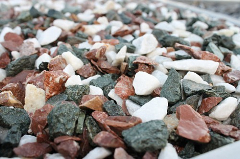 Kamenclub.ru: Мраморная крошка (щебень крошка микс: белый-зеленый-розовый) фр. 10-20 мм.  купить в Пензе мрамор белый, зеленый, розовый декоративный ландшафтный колотый щебень 12000 руб/т   фото КАМЕНЬ КЛУБ