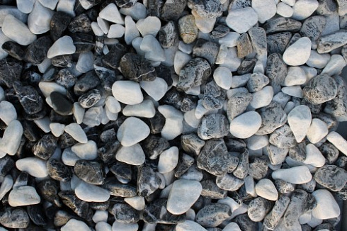 Kamenclub.ru: Мраморная крошка (щебень галтованный микс:: белый-черный) фр.20-40 мм  купить в Пензе мрамор белый, черный мраморный галтованный щебень 15500 руб/т   фото КАМЕНЬ КЛУБ