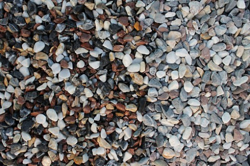 Kamenclub.ru: Мраморная крошка (щебень галтованный микс:белый-черный-розовый-медовый) фр.10-20 мм.  купить в Пензе мрамор белый, медовый, черный, розовый мраморный декоративный ландшафтный окатанный округлый галтованный щебень 15500 руб/т   фото КАМЕНЬ КЛУБ