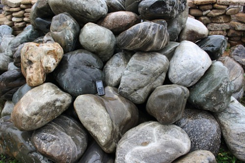 Kamenclub.ru: Речной валун Кабанчик фр.300-500 мм.  купить в Пензе крупный природный камень галька серый, темно-серый речной валун галечник масштабный 7000 руб/т   фото КАМЕНЬ КЛУБ