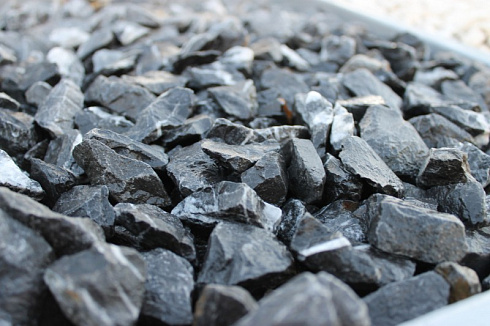 Kamenclub.ru: Щебень крошка черный (мрамор) фр. 5-10 мм.  купить в Пензе мрамор черный с белыми прожилками, черный, белый мраморная крошка декоративная ландшафтная 11000 руб/т   фото КАМЕНЬ КЛУБ