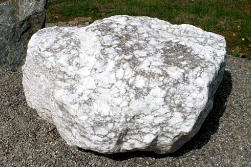 Kamenclub.ru: Мраморизированный известняк фр.500-1500 мм.  купить в Пензе    10000 руб/т   фото КАМЕНЬ КЛУБ