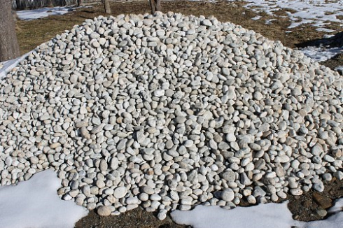 Kamenclub.ru: Галька речная окат (серо-белая) фр. 70-120 мм купить  в Пензе галька галечник бело-серая, серо-белая, серая, белая речная природная галька  8000 руб/т   фото КАМЕНЬ КЛУБ