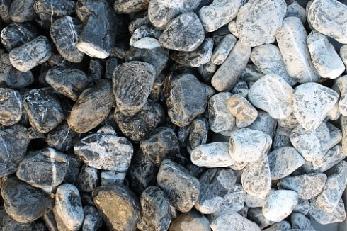 Kamenclub.ru: Щебень галтованный черный (мрамор) фр. 50-100 мм.  купить в Пензе мрамор черный с белыми прожилками щебень ландшафтный мраморный 15000 руб/т   фото КАМЕНЬ КЛУБ
