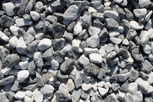 Kamenclub.ru: Мраморная крошка (щебень галтованный микс:: белый-черный) фр.20-40 мм  купить в Пензе мрамор белый, черный мраморный галтованный щебень 15500 руб/т   фото КАМЕНЬ КЛУБ