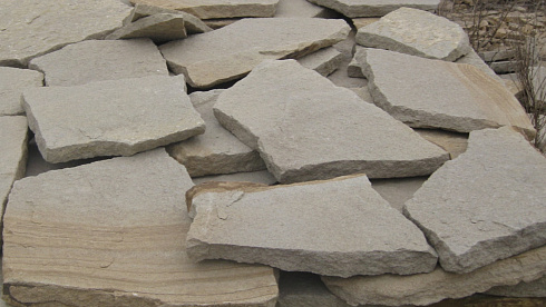 Kamenclub.ru: Песчаник пластушка светло-серый (2,0 см)  купить в Пензе плитняк- ластушка светло-серый, серый рваный ландшафтный плитняк колотый 13800 руб/м3   фото КАМЕНЬ КЛУБ