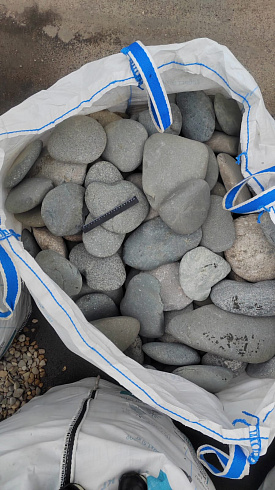 Kamenclub.ru: Галька речная плоская (темно-серая) фр. 70-150 мм. купить  в Пензе галечник природный темно-серый серый синий речная плоская природная окатанная  9000 руб/т   фото КАМЕНЬ КЛУБ