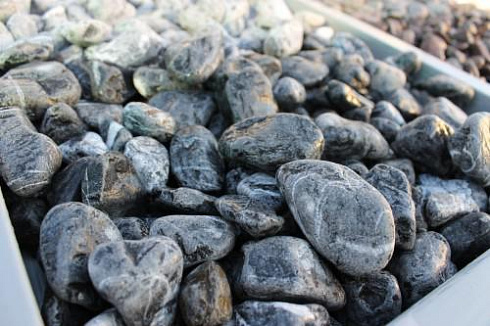 Kamenclub.ru: Щебень галтованный черный (мрамор) фр.20-40 мм.  купить в Пензе мрамор черный с белыми прожилками мрамор окатанный округлый 15000 руб/т   фото КАМЕНЬ КЛУБ