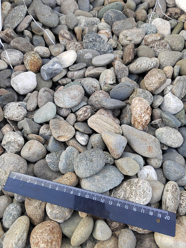 Kamenclub.ru: Галька речная окат (пестрая) фр. 20-40 мм. купить  в Пензе галька речная пестрая, серая, серые оттенки галька речная окатанная округлая 5000 руб/т   фото КАМЕНЬ КЛУБ