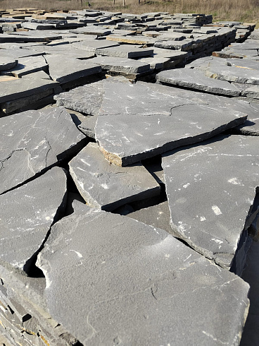 Kamenclub.ru: Песчаник пластушка светло-серый (2,0 см)  купить в Пензе плитняк- ластушка светло-серый, серый рваный ландшафтный плитняк колотый 13800 руб/м3   фото КАМЕНЬ КЛУБ