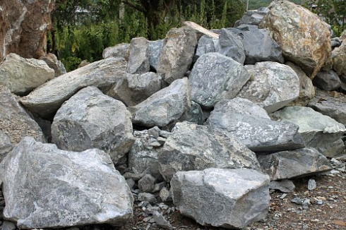 Kamenclub.ru: Змеевик скальник фр. 500-1500 мм.  купить в Пензе змеевик зеленый серый черный глыба скальная колотая 7500 руб/т   фото КАМЕНЬ КЛУБ