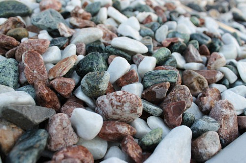 Kamenclub.ru: Мраморная крошка (щебень галтованный микс:белый-зеленый-розовый) фр.20-40 мм.  купить в Пензе мрамор белый, зеленый, розовый мрамор декоративный (галтовка) 15500 руб/т   фото КАМЕНЬ КЛУБ