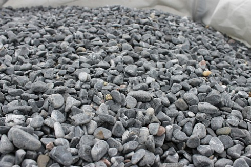 Kamenclub.ru: Щебень галтованный черный (мрамор) фр.10-20 мм.  купить в Пензе мрамор черный с белыми прожилками, черный, белый окатанный округлый ландшафтный декоративный щебень 15000 руб/т   фото КАМЕНЬ КЛУБ