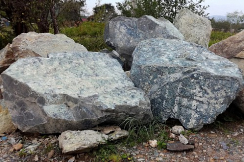 Kamenclub.ru: Змеевик скальник фр. 500-1500 мм.  купить в Пензе змеевик зеленый серый черный глыба скальная колотая 7500 руб/т   фото КАМЕНЬ КЛУБ