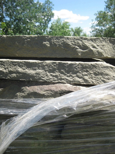 Kamenclub.ru: Песчаник пластушка серо-зеленый (4,0 см- 5,0 см)  купить в Пензе песчаник серо-зеленый, серый, зеленый песчаник рваный ландшафтный колотый 9000 руб/м3   фото КАМЕНЬ КЛУБ