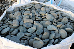 Kamenclub.ru: Галька речная плоская (темно-серая) фр. 100-200-300 мм. купить в Пензе галька речная плоская темно-серый, серый, синий речной галечник плоский 9000 руб/т   фото КАМЕНЬ КЛУБ