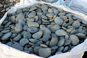Kamenclub.ru: Галька речная плоская (темно-серая) фр. 100-200-300 мм. купить в Пензе галька речная плоская темно-серый, серый, синий речной галечник плоский 9000 руб/т   фото КАМЕНЬ КЛУБ