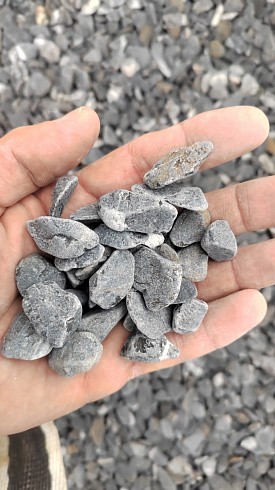 Kamenclub.ru: Щебень галтованный черный (мрамор) фр.10-20 мм.  купить в Пензе мрамор черный с белыми прожилками, черный, белый окатанный округлый ландшафтный декоративный щебень 15000 руб/т   фото КАМЕНЬ КЛУБ