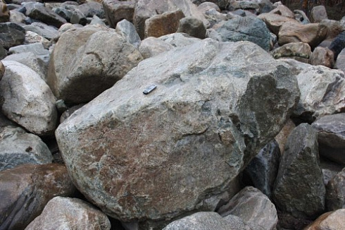 Kamenclub.ru: Гранит скальник (серо-зеленый) фр. 500-1500 мм.  купить в Пензе гранит мрамор  серый зеленый темно-серый глыба скальная колотая ландшафтная 7 500 руб/т   фото КАМЕНЬ КЛУБ