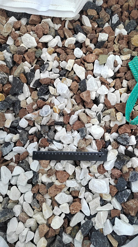 Kamenclub.ru: Мраморная крошка (щебень крошка микс : белый-черный-розовый) фр. 20-40 мм.  купить в Пензе мрамор белый, черный, розовый декоративная ландшафтная крошка 12000 руб/т   фото КАМЕНЬ КЛУБ