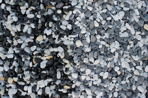Kamenclub.ru: Мраморная крошка (щебень галтованный микс:белый-черный) фр.10-20 мм.  купить в Пензе мрамор белый, черный окатанные округлые декоративные ландшафтные камни щебня 15500 руб/т   фото КАМЕНЬ КЛУБ