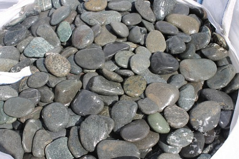 Kamenclub.ru: Галька речная плоская (темно-серая) фр. 100-200-300 мм. купить  в Пензе галька речная плоская темно-серый, серый, синий речной галечник плоский 9000 руб/т   фото КАМЕНЬ КЛУБ