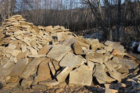 Kamenclub.ru: Песчаник плиты - плахи - пошаговые дорожки (фр. 70-150 мм)  купить в Пензе песчаник серый бежевый желтый зеленый колотый песчаник строительный 6500 руб/т   фото КАМЕНЬ КЛУБ